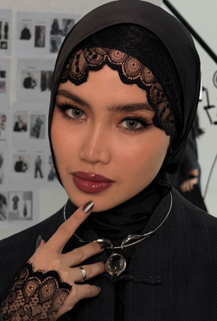 Gaya Hijab Sashfir & Ana Octarina Pakai Ciput Renda Tren Lagi